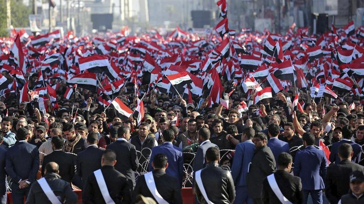 Cientos de seguidores de Muqtada al-Sadr, líder de la milicia iraquí al-Mahdi y uno de los líderes de la insurgencia iraquí, se manifestaron en la plaza de Tahrir de Bagdad para pedir reformas gubernamentales y la erradicación de la corrupción.