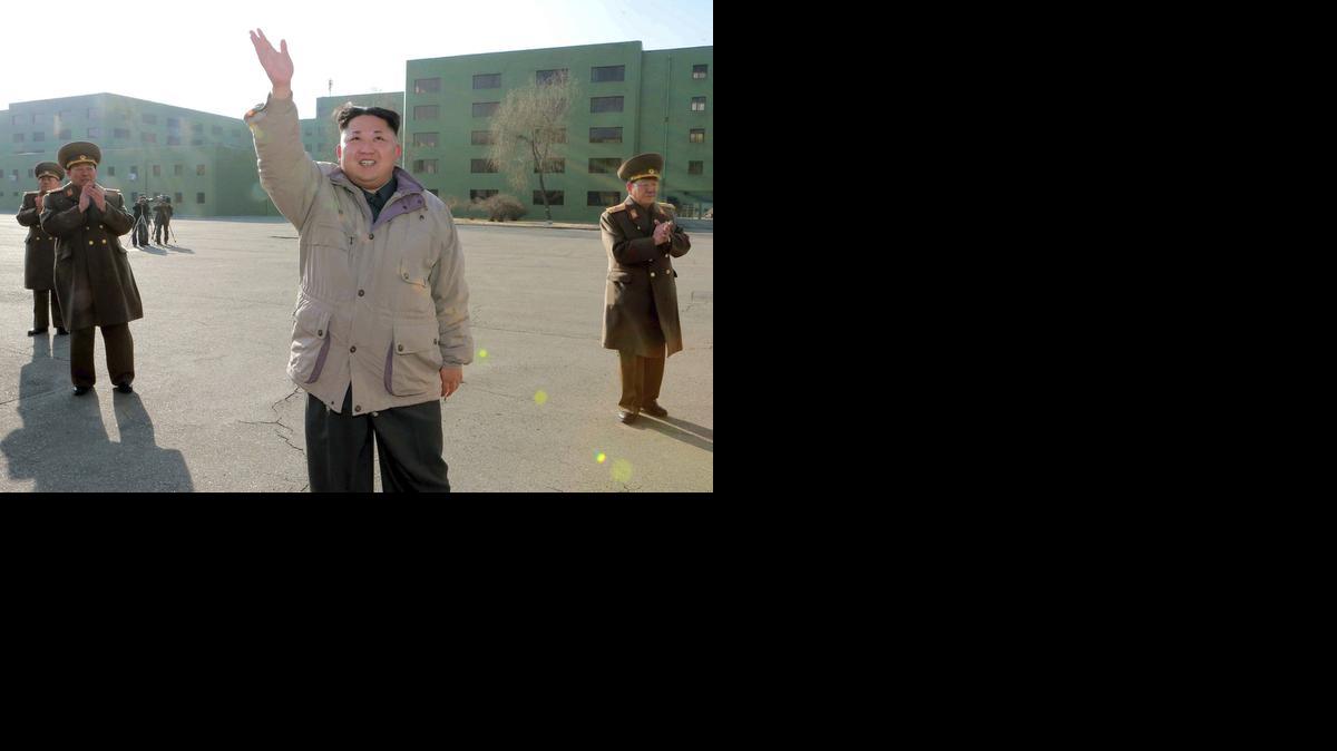 
El lider norcoreano, Kim Jong-un (cen.), durante su visita a una unidad militar en una localidad desconocida en Corea del Norte, el viernes.
