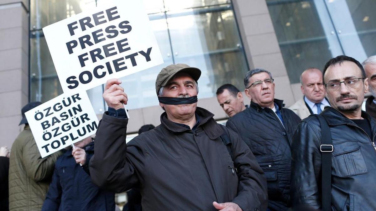 Manifestantes protestan el viernes en apoyo al director del diario opositor Cumhuriyet, Can Dundar, y Erdem Gül, jefe de su oficina en Ankara, en Estambul, Turquía.