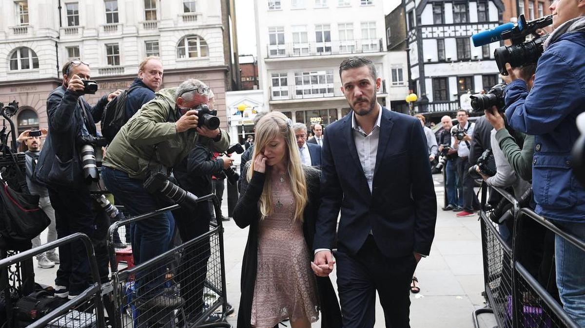 Los padres del bebé en estado terminal Charlie Gard, Connie Yates (i) y Chris Gard (d), a su llegada al Tribunal Supremo en Londres Reino Unido, el 24 de julio de 2017.