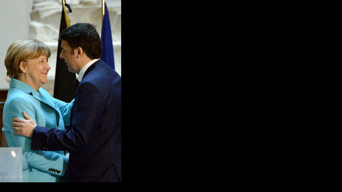 
La canciller alemana Angela Merkel saluda al primer ministro de Italia Matteo Renzi.



