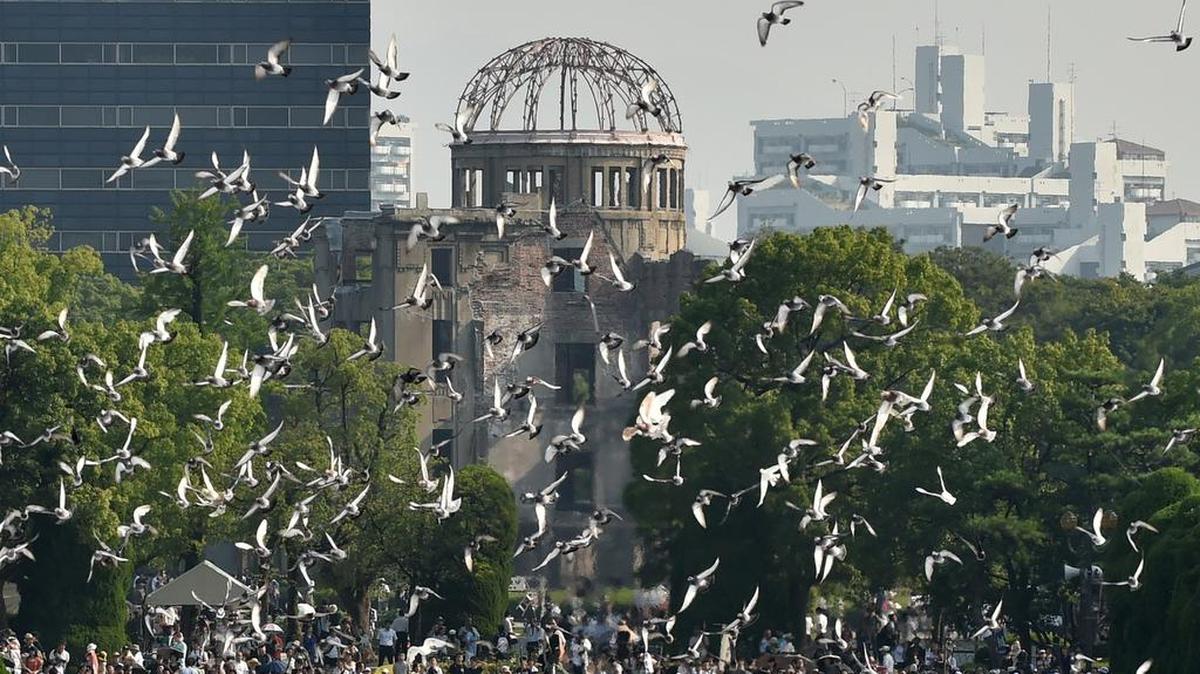 
La bomba lanzada por un avión estadounidense sobre la ciudad nipona acabó de forma inmediata con la vida de unas 80,000 personas, aunque este número aumentaría hacia finales de 1945, cuando el balance se elevó a unos 140,000.
