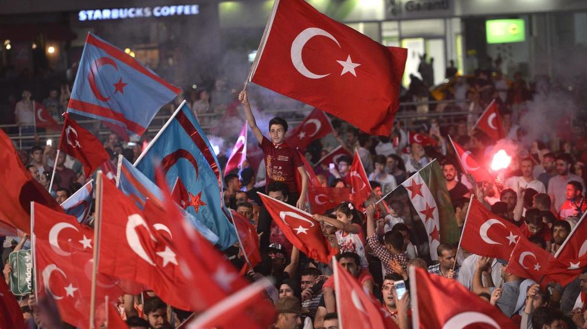 Manifestantes ondean banderas el martes 19 de julio de 2016, durante una protesta contra el fallido golpe de Estado en Estambul (Turquía).