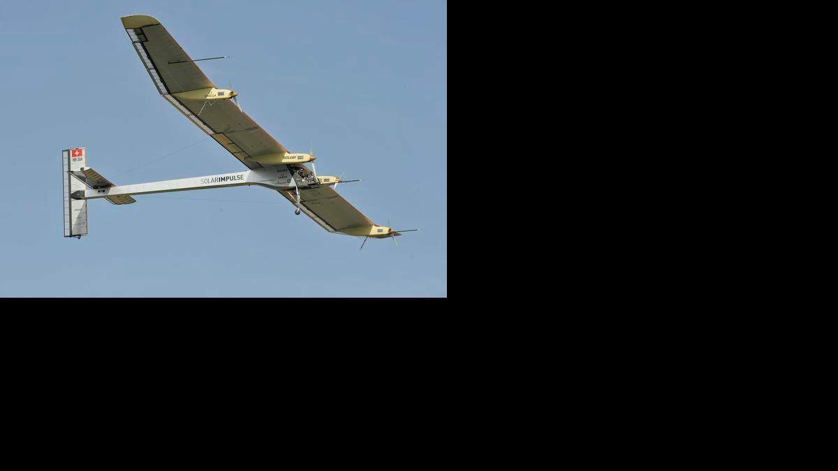
La revolucionaria aeronave, que no utiliza carburante, despegó de Abu Dabi (Emiratos Árabes Unidos) antes de aterrizar 13 horas y dos minutos después a 400 kilómetros de allí, en Mascate (sultanía de Omán).
