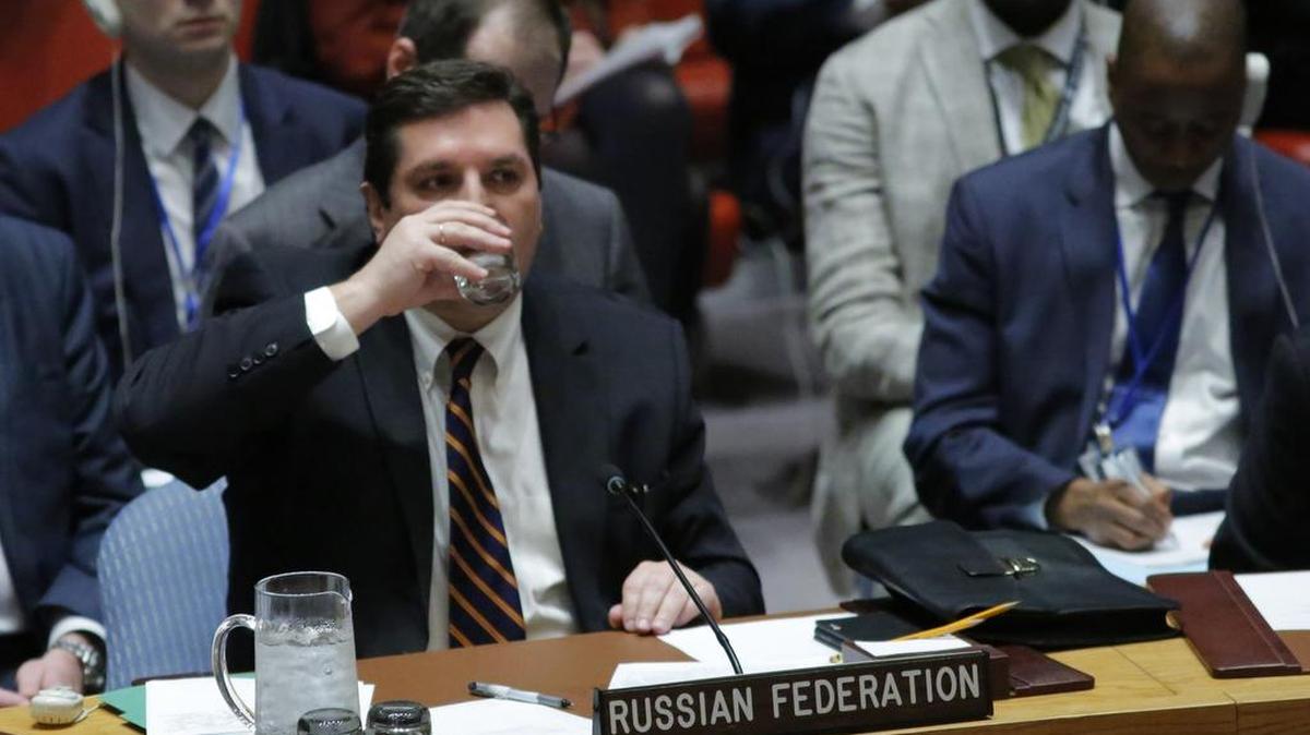 El Representante Permanente Adjunto de Rusia ante las Naciones Unidas, Vladimir Safronkov, bebe agua al final de su discurso tras votar en contra de un proyecto de resolución que condenaba el supuesto uso de armas químicas en Siria, en el Consejo de Seguridad el 12 de abril de 2017 en la Sede de la ONU en Nueva York .