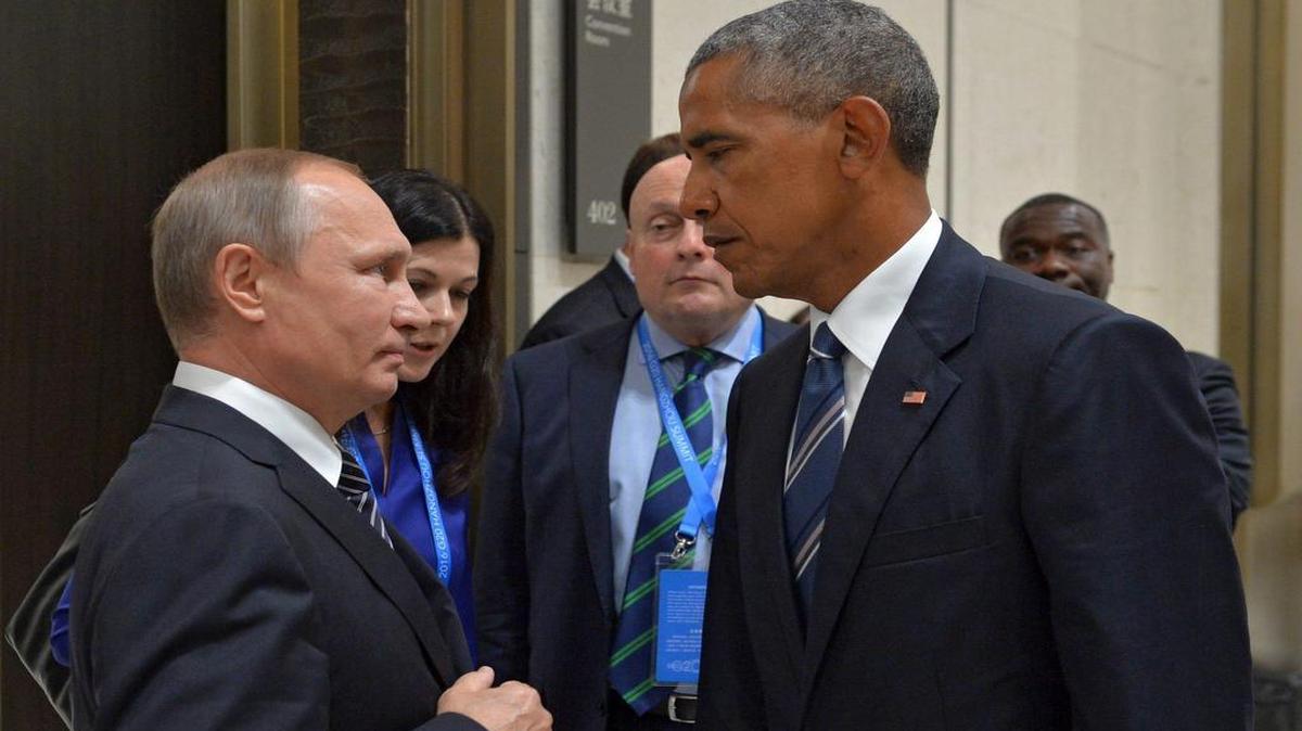 Foto de archivo tomada el 5 de septiembre de 2016 del presidente estadounidense, Barack Obama (dcha), mientras conversa con su homólogo ruso, Vladímir Putin, durane una reunión celebrada en el ámbito de la cumbre del G20 en Hangzhou (China).