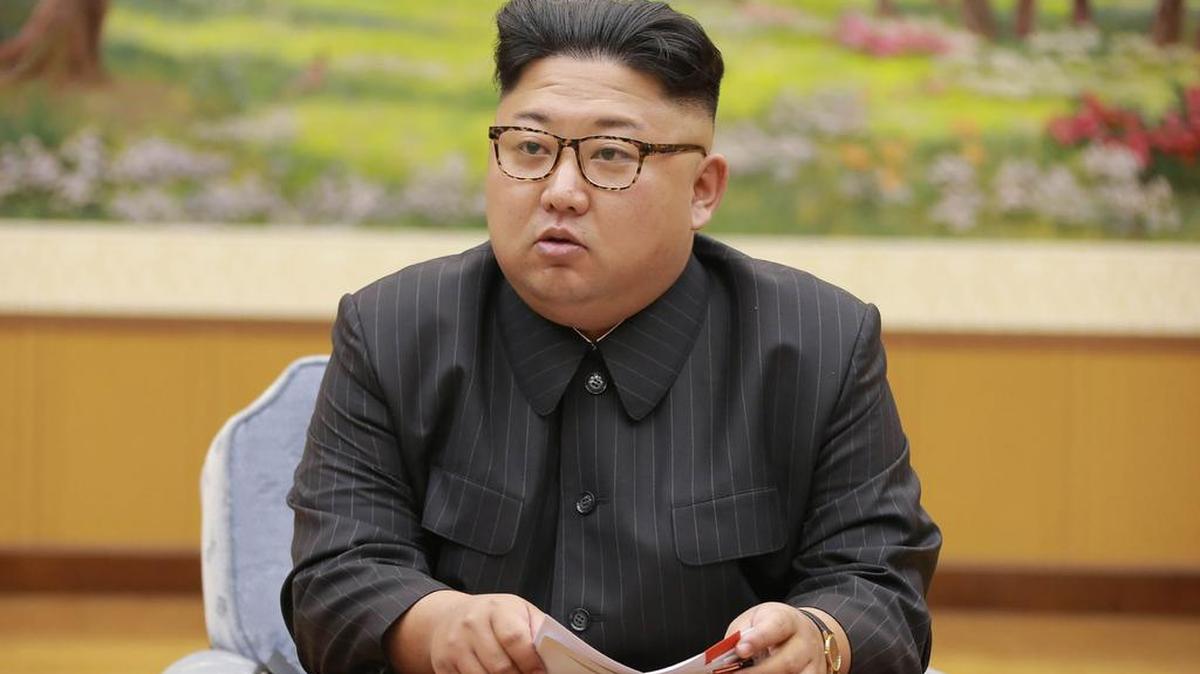 Esta fotografía tomada el 3 de septiembre de 2017 muestra al líder norcoreano Kim Jong-Un asistiendo a una reunión con un comité del Partido de los Trabajadores de Corea sobre la prueba de una bomba de hidrógeno, en un lugar desconocido.