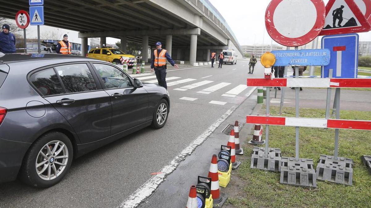 Policías registran vehículos a la entrada del aeropuerto de Zaventem en Bruselas (Bélgica) hoy, 31 de marzo de 2016. Al menos 50 simpatizantes de la organización terrorista Estado Islámico (EI) trabajan en el aeropuerto de Zaventem, en Bruselas, según informaron hoy varios medios belgas que citaron a fuentes policiales y una carta abierta emitida por oficiales de policía.