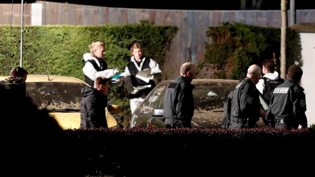 Forenses examinan el lugar junto al autobús del Borussia Dortmund donde el martes 11 de abril de 2017 se registraron tres explosiones en Dortmund (Alemania).
