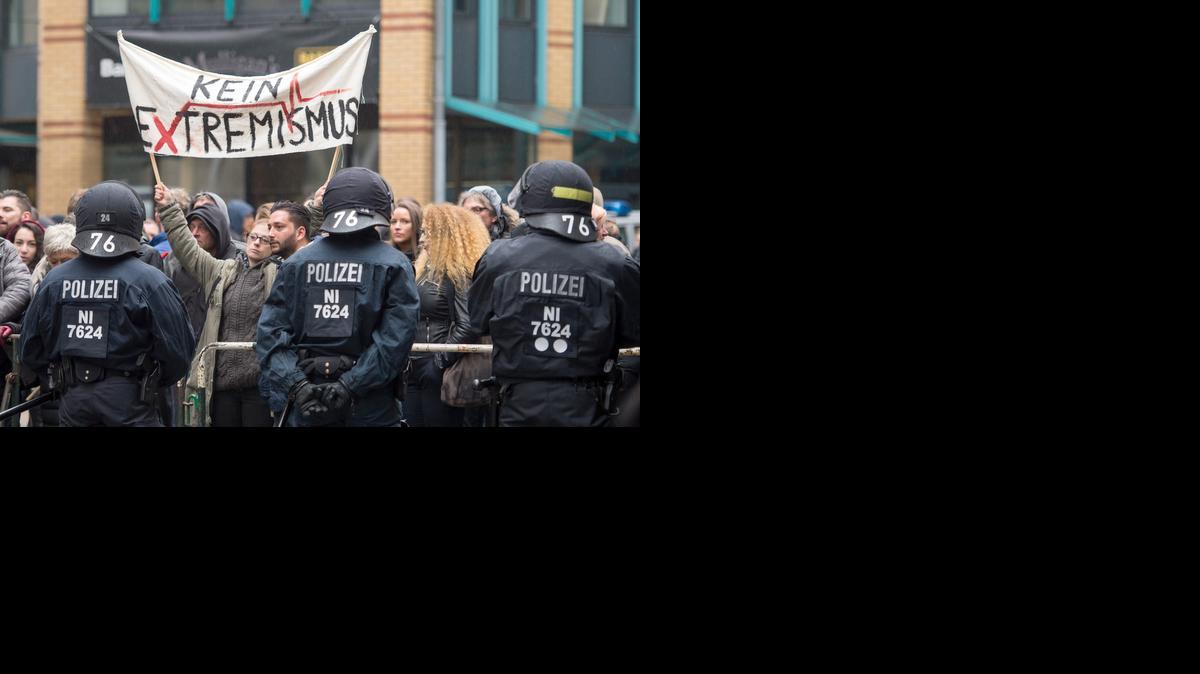 <cutline_leadin>Una manifestante</cutline_leadin> con una pancarta donde se lee “no extremismo”. La convocatoria de varias concentraciones de radicales paralizó el sábado el centro de la ciudad alemana de Wuppertal.<252><252>