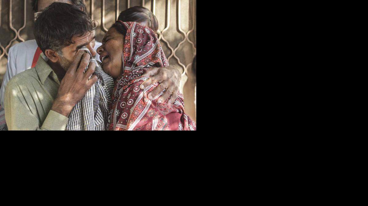 
Familiares se lamentan tras el asesinato de una pareja cristiana por parte de una turba enfurecida por supuestamente haber profanado una copia del Corán en Kot Radha Kishan, cerca de Kasur (Pakistán) el miércoles 5 de noviembre de 2014. La Policía ha detenido a 43 personas en relación con la muerte de la pareja, informó una fuente policial.

