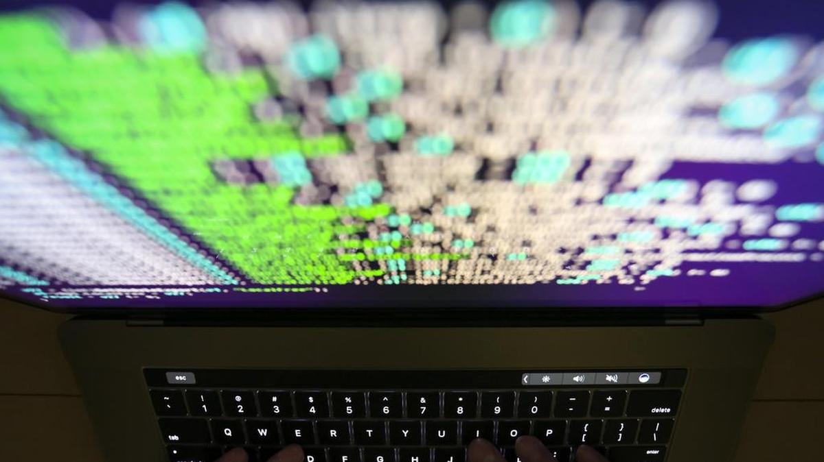 Fotografía de archivo fechada el 13 de mayo de 2017 que muestra un programador trabajando en código en Taipei, Taiwán.