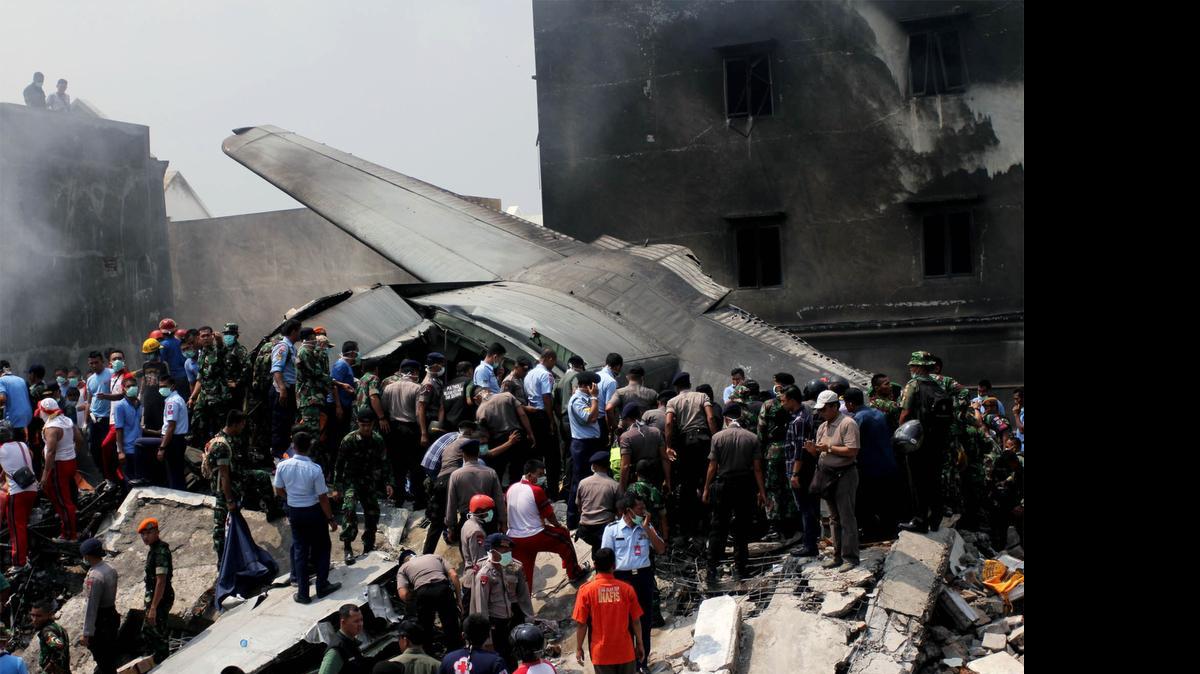 
Un avión Hercules C-130 del ejército de Indonesia se estrelló el martes en un barrio residencial de Medan, la tercera mayor ciudad del país, matando a al menos 37 personas. 
