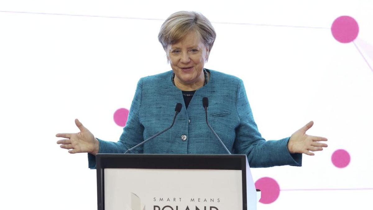 La canciller alemana, Angela Merkel, interviene durante su visita a la Feria de Hannover, la mayor del sector de la tecnología industrial, en Hannover (Alemania), el 24 de abril de 2017.