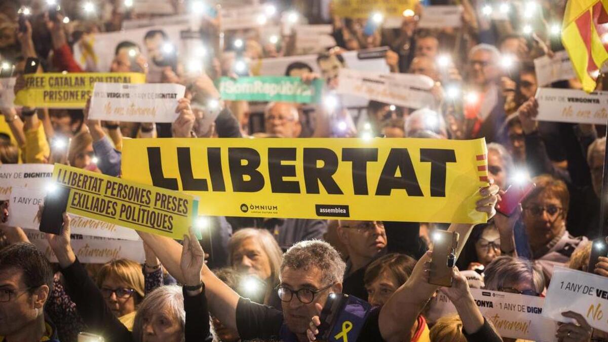 Manifestantes participan en una protesta en apoyo de políticos y líderes catalanes que han sido encarcelados por cargos de sedición en Barcelona, España.