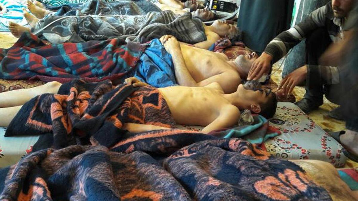 En esta foto de archivo del martes 4 de abril 2017, víctimas del supuesto ataque con armas químicas yacen en el suelo, en Khan Sheikhoun, en la provincia norteña de Idlib, Siria.