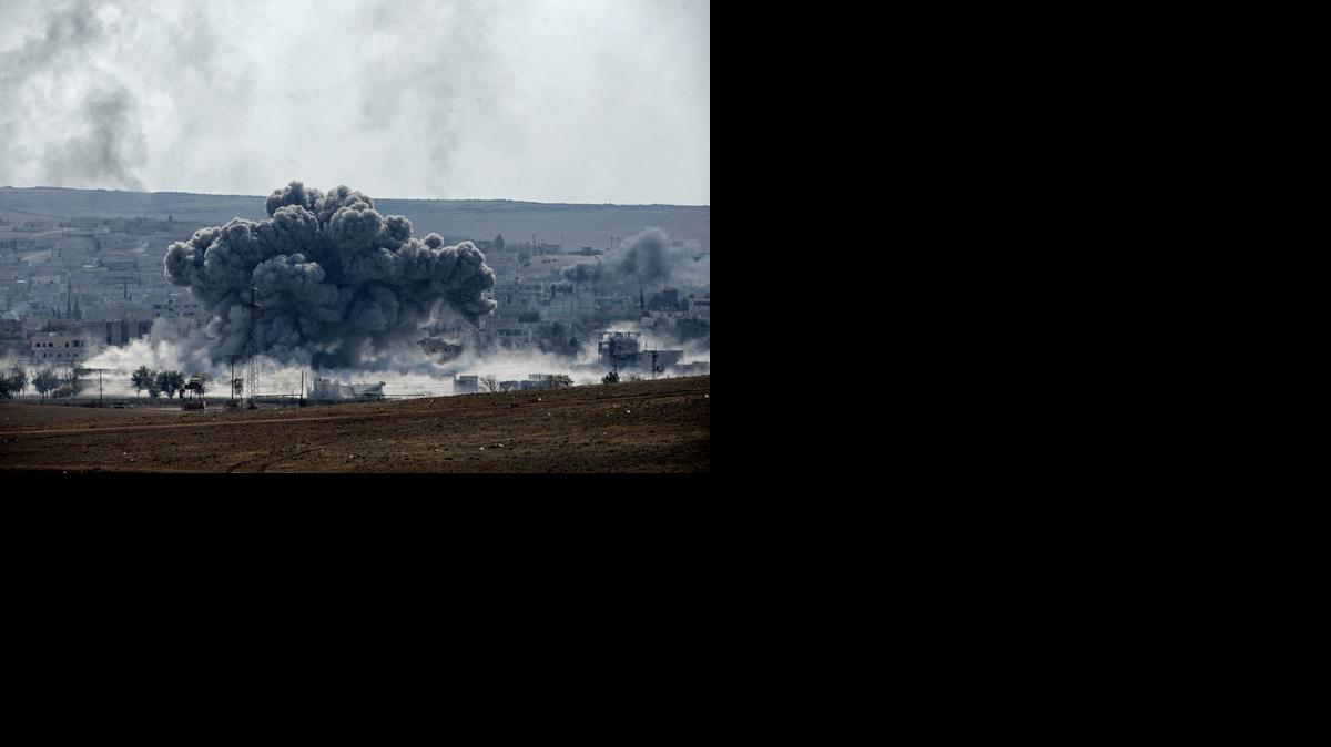 <cutline_leadin>Una explosion</cutline_leadin> en Kobane, Siria, tomada desde Turquía este martes. Los primeros refuerzos kurdos, esperados desde hace semanas, llegarán en los próximos días.