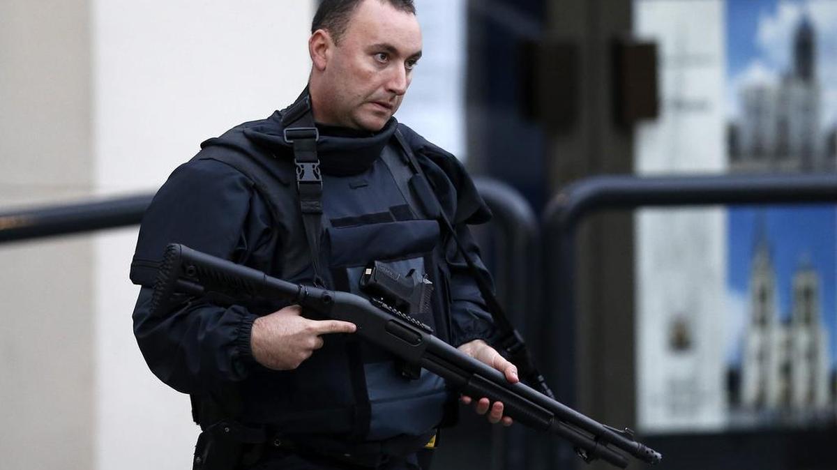 Soldados y policías participan en una operación en Saint Denis cerca de París (Francia) el 18 de noviembre de 2015.