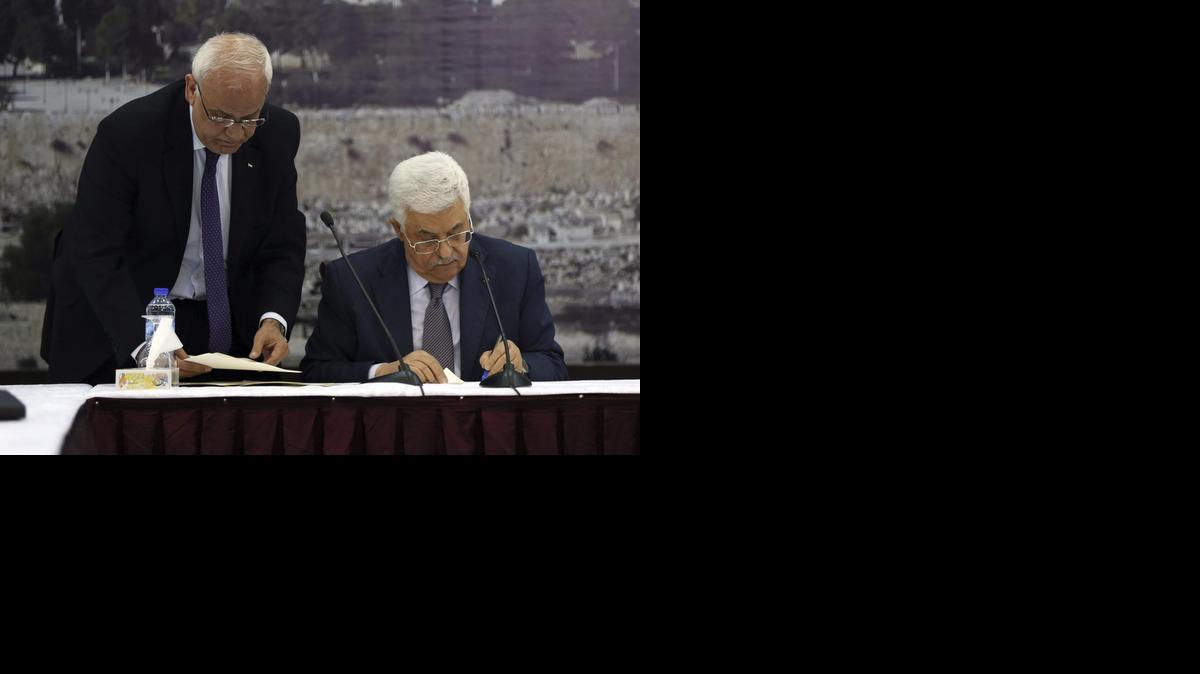
El presidente palestino, Mahmud Abbas (der.), firma más de 20 acuerdos internacionales, entre ellos la adhesión al Estatuto de Roma y la Corte Penal Internacional, en la ciudad de Ramalá, el miércoles.


