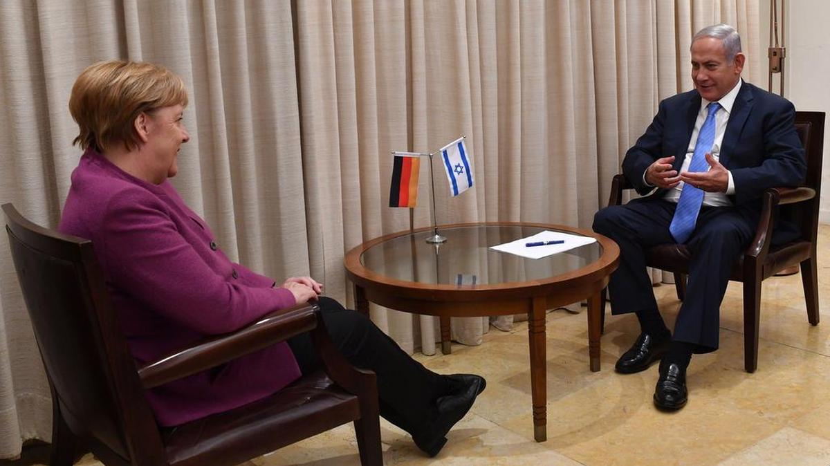 El primer ministro israelí, Benjamin Netanyahu, conversa con la canciller alemana, Angela Merkel, en Jerusalén, Israel, el miércoles.