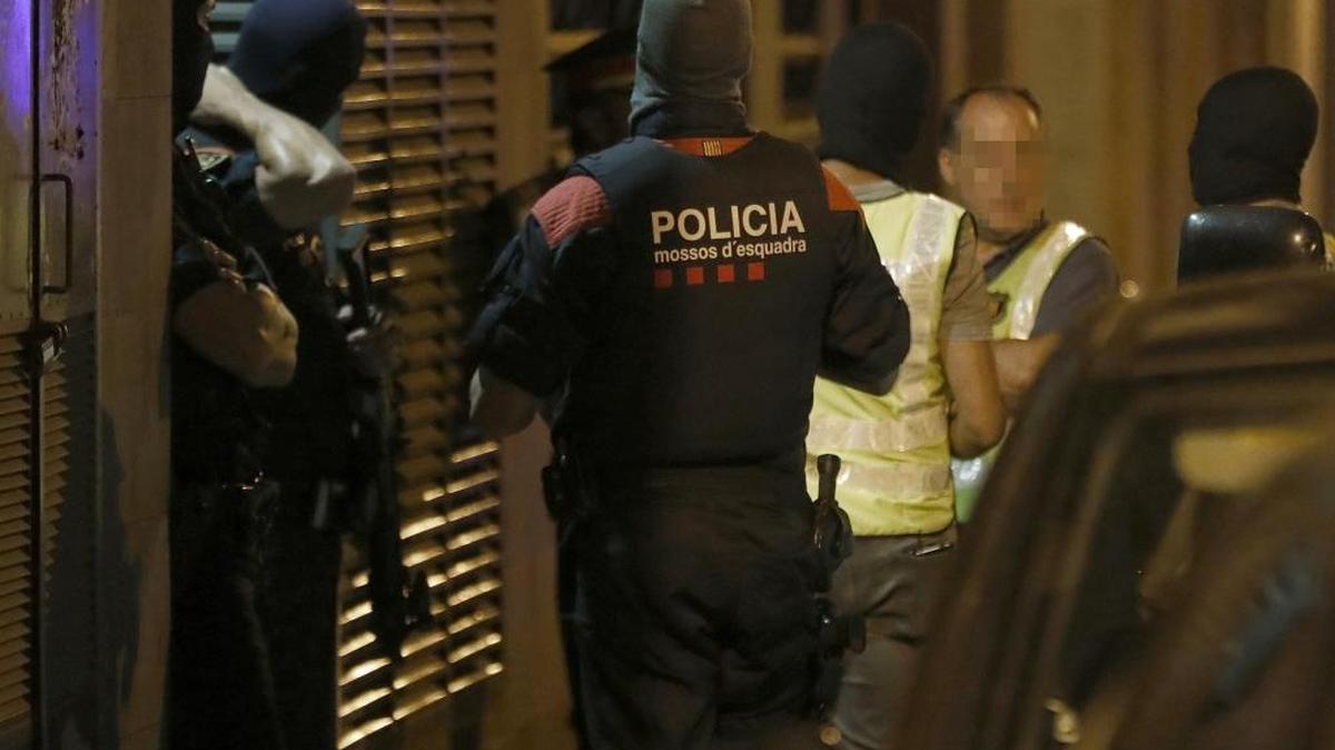 Agentes del GEI (Grupo Especial de Intervención) de los Mossos d'Esquadra, durante el registro a una vivienda de la calle Ignasi Iglesias de Vilafranca del Penedés, en Barcelona, relacionado con la investigación de los atentados yihadistas perpetrados el pasado jueves en Cataluña.