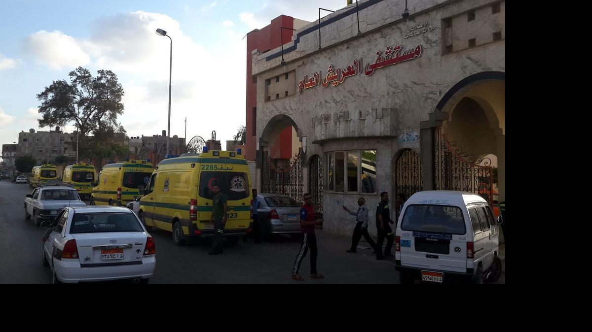 
Varias ambulancias esperan en el hospital de Al Arish, capital de la provincia del Norte del Sinaí. Al menos 60 personas murieron, entre efectivos del Ejército y la Policía y civiles, en una serie de atentados suicidas y ataques a puestos de control en el norte de la península egipcia del Sinaí.
