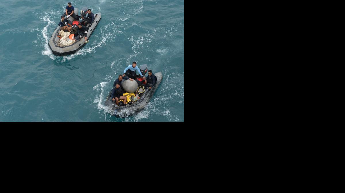 <cutline_leadin>Buzos de</cutline_leadin> la Marina indonesia regresan a su base el jueves tras participar en las labores de recuperación de la cola del avión de AirAsia, que se estrelló el pasado 28 de diciembre, en el mar de Java.