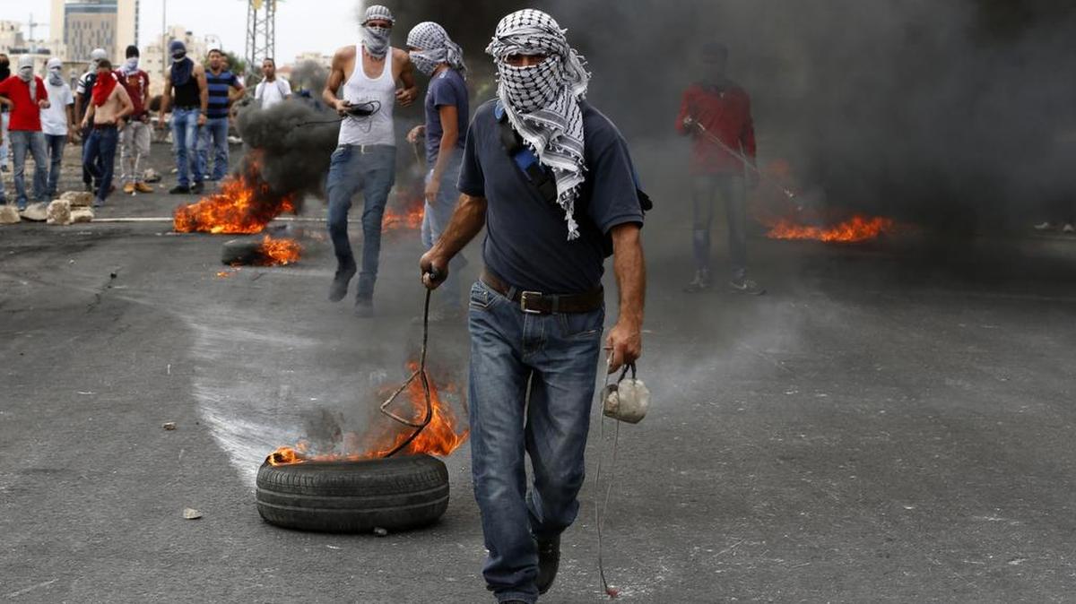 Casi un centenar de palestinos resultaron heridos el viernes en enfrentamientos con fuerzas de seguridad israelíes, según indicaron fuentes médicas palestinas, en una jornada declarada por Hamas “Día de la Ira”.