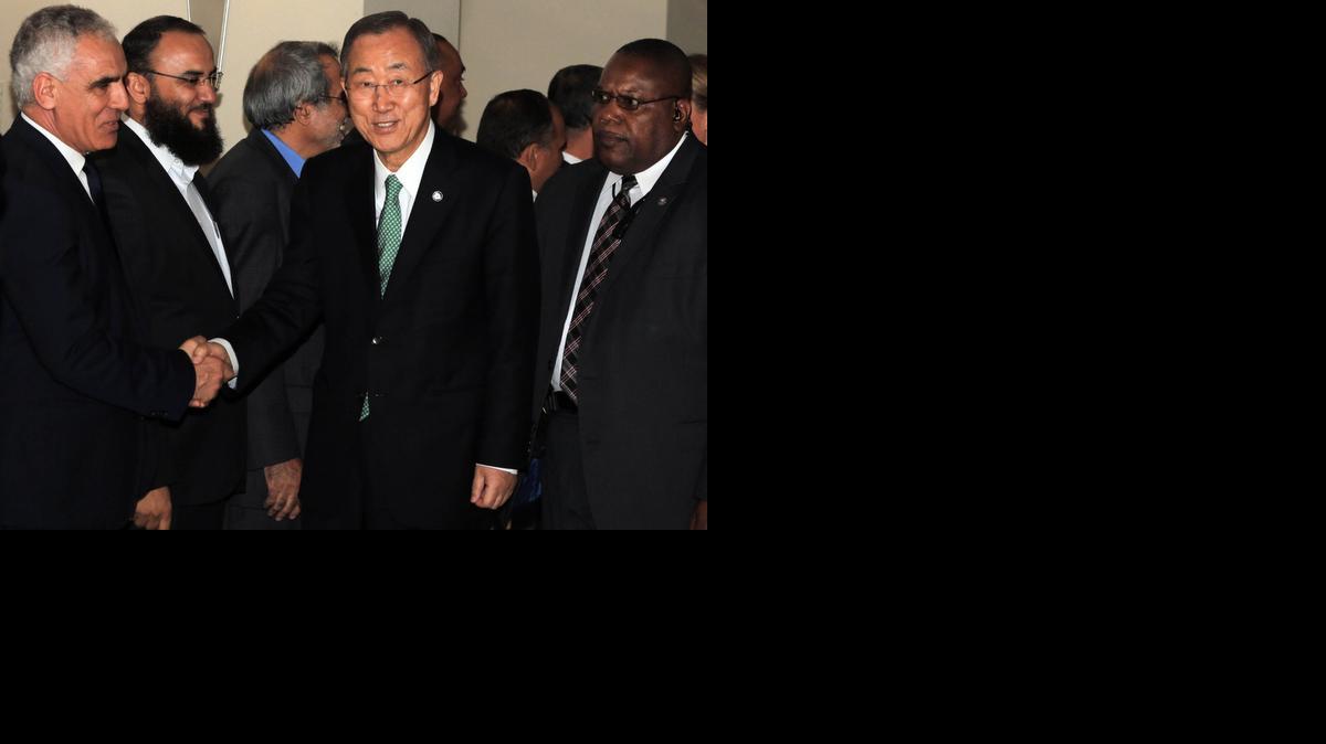 
Ban Ki-moon, secretario general de Naciones Unidas, es saludado por funcionarios del Gobierno libio a su llegada a Trípoli, Libia, donde abogó por la paz. 
