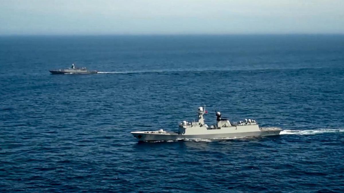 Buques de guerra participan en un ejercicio naval conjunto realizado por Rusia y China en el Océano Pacífico. Captura de pantalla de vídeo.