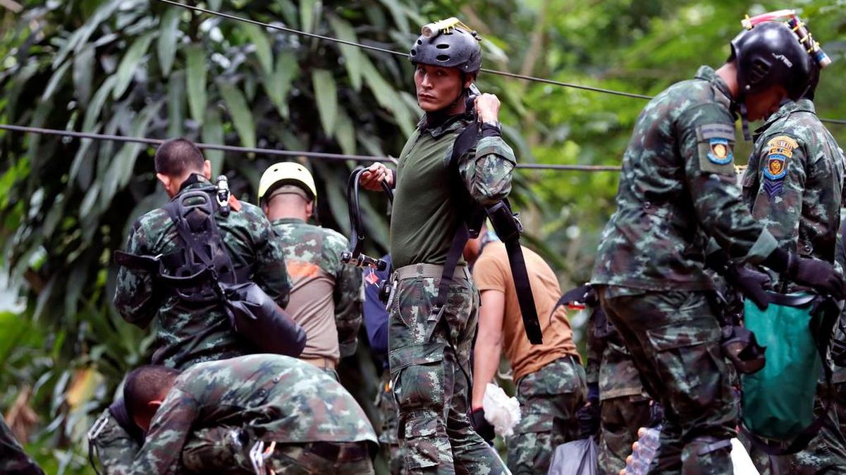 Soldados tailandeses preparan el equipo de buceo mientras continúan las labores de rescate de los doce niños y un adulto atrapados en una cueva del parque Khun Nam Nang Non, en la provincia de Chiang Rai (Tailandia) el 6 de julio de 2018.