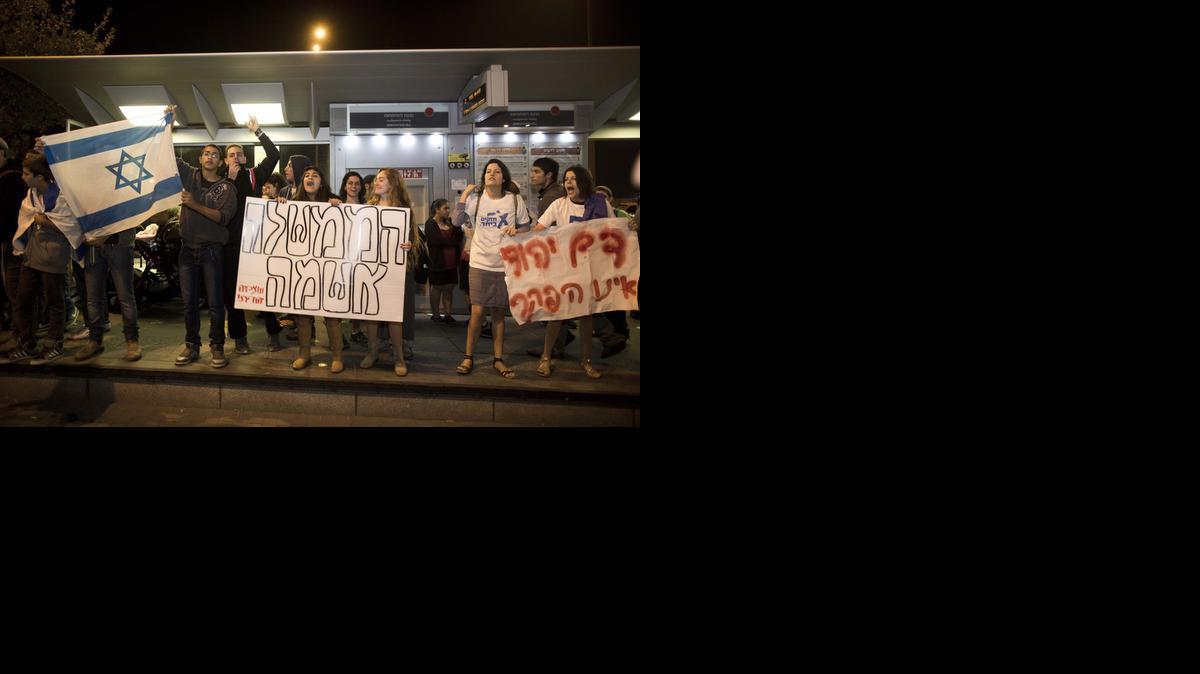 <cutline_leadin>Activistas de</cutline_leadin> extrema derecha gritan consignas durante una protesta, el jueves, en contra de un palestino que chocó su vehículo contra una estación de tren y mató<252> a un bebé de tres meses e hirió a otras ocho personas, en Jerusalén.<252><252>