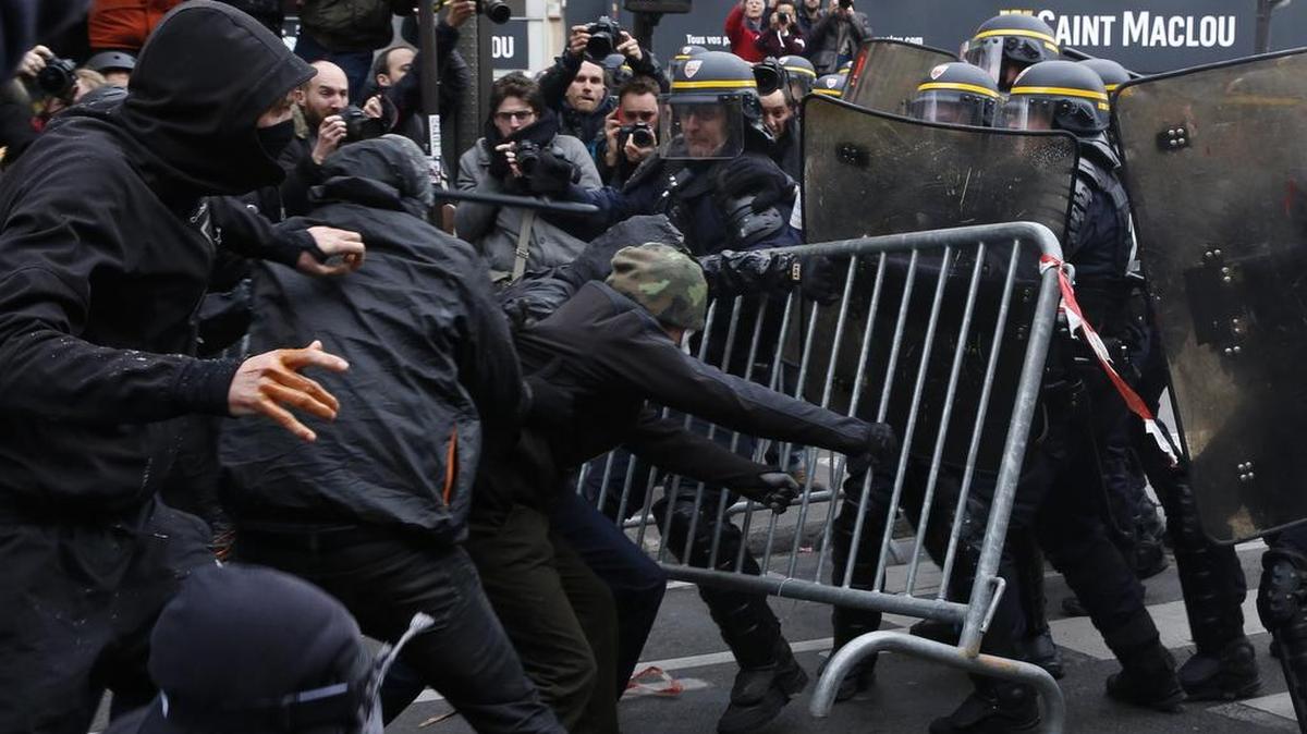 Manifestantes chocan con la policía antidisturbios durante una manifestación contra el calentamiento global este domingo en París.