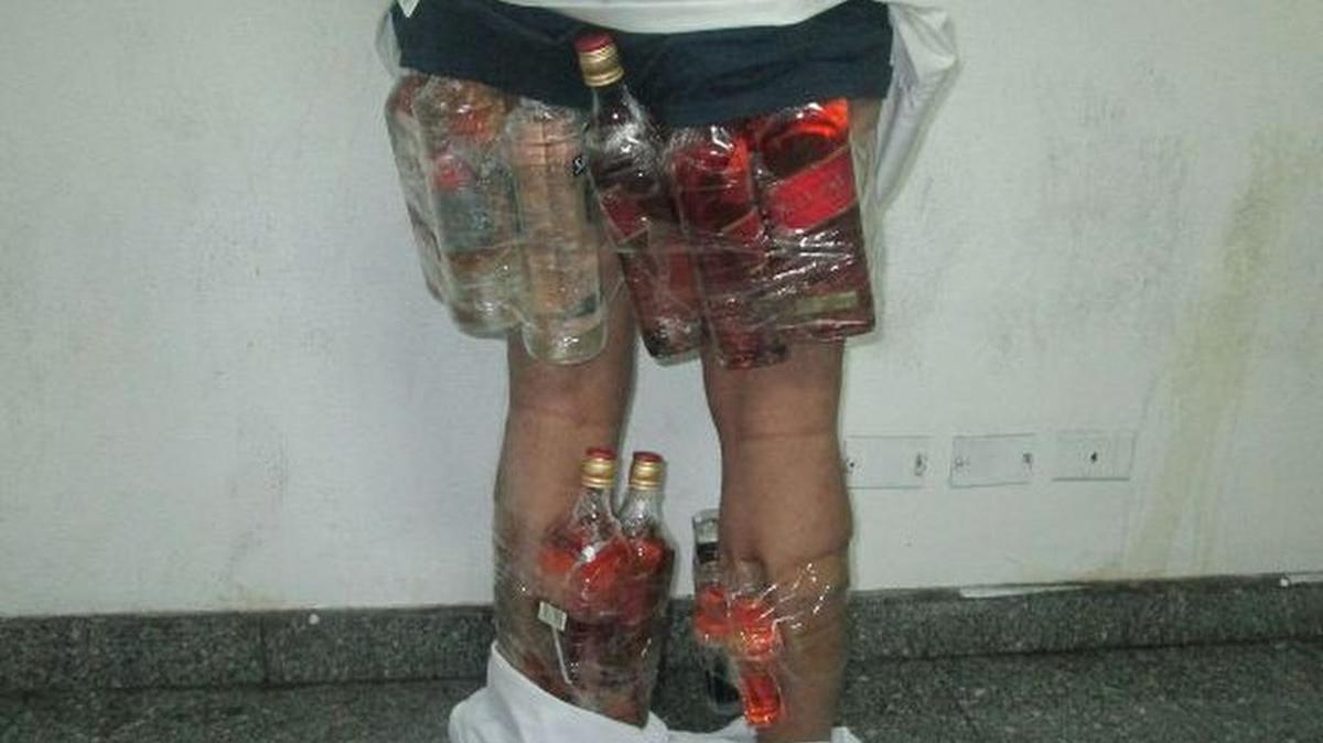 Las autoridades encontraron 14 botellas pegadas con cinta adhesiva alrededor del cuerpo del hombre.