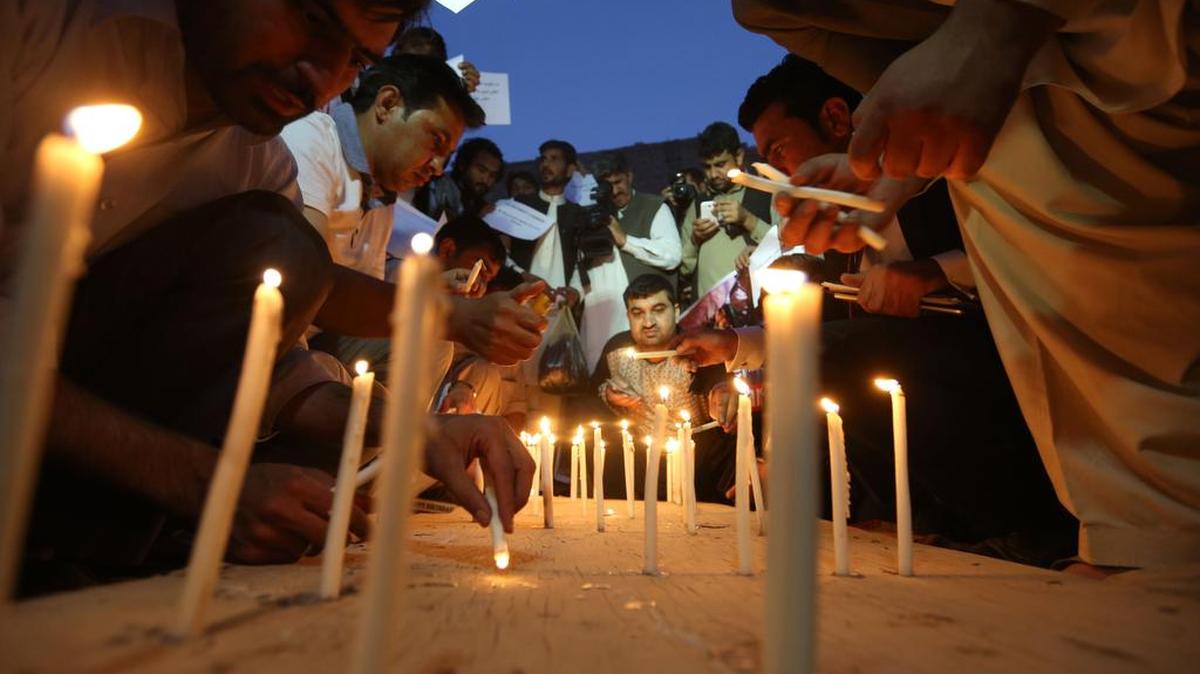 
Civiles afganos ponen velas en honor a las víctimas de otro atentado ocurrido el viernes en Kabul.


