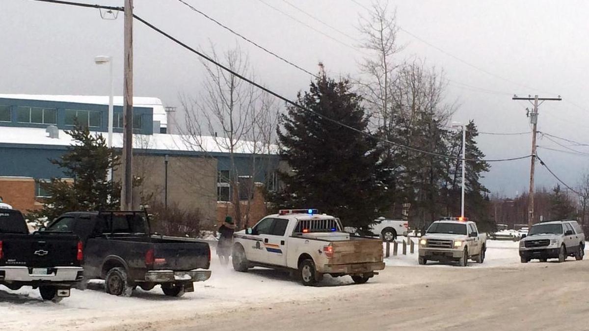 Cinco muertos y dos heridos graves dejó este viernes un tiroteo en una escuela secundaria en una comunidad autóctona de la provincia de Saskatchewan, Canadá.
