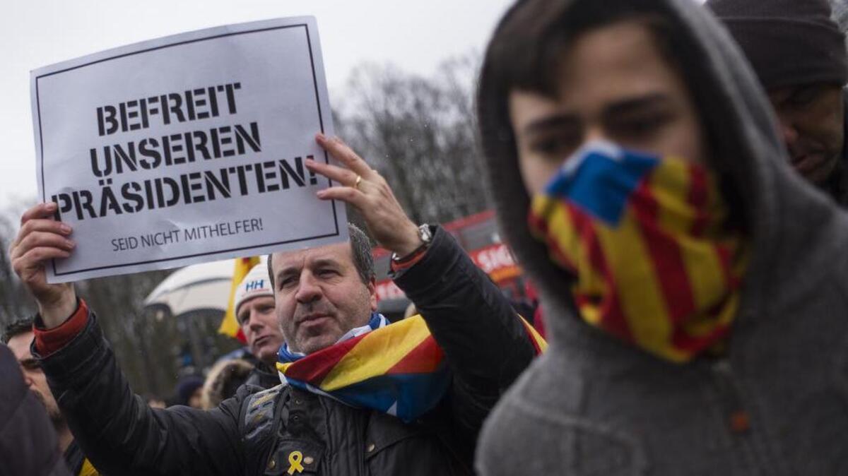 Un hombre sostiene un cartel que pide en alemán libertad para el ex presidente Carles Puigdemont durante una manifestación en Berlín el 1 de abril del 2018.