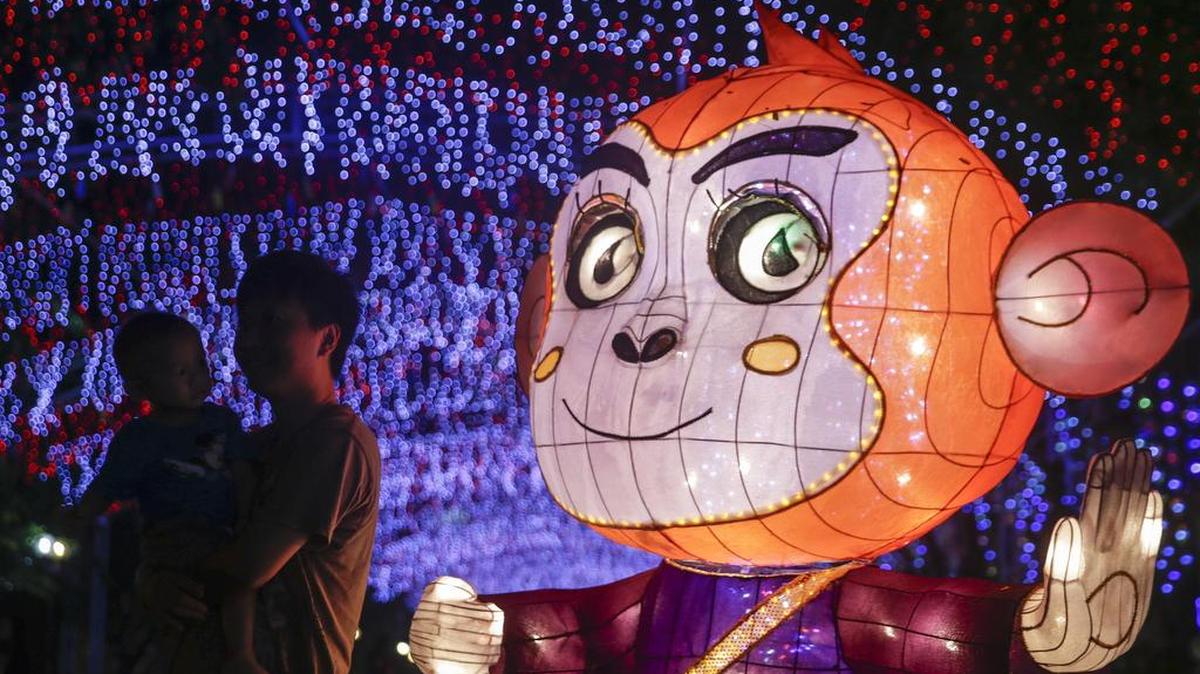 Vista general de un mono iluminado como parte de la decoración para las celebraciones del Año Nuevo Lunar en Bating, en las afueras de Kuala Lumpur (Malasia) el 5 de febrero de 2016.