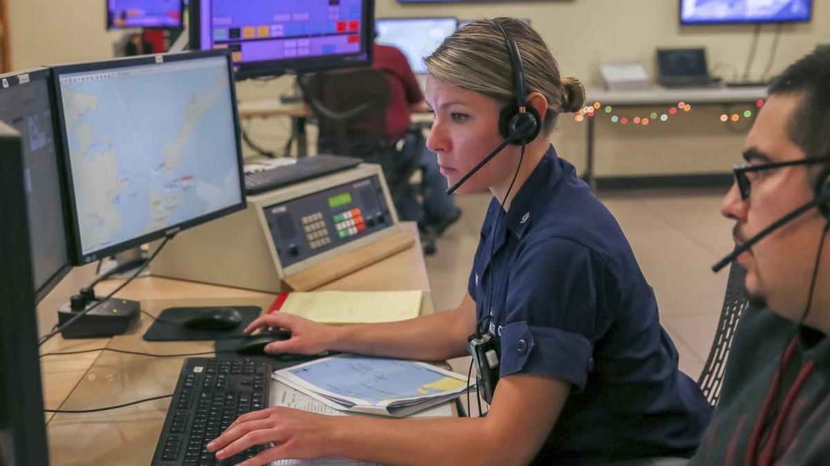 En esta foto del 18 de diciembre de 2017 de una especialista en operaciones aprendiendo las complejidades de comunicarse con embarcaciones en el Servicio de Tráfico de Buques Houston-Galveston del Servicio de Guardacostas de los EEUU. en Houston, Texas.