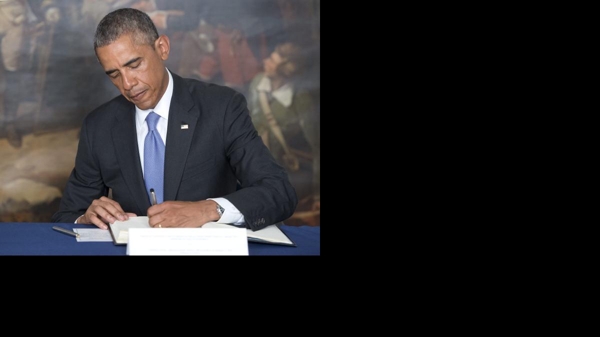 El presidente estadounidense, Barack Obama, firma un libro de condolencias el 8 de enero de 2015, en la embajada de Francia, en Washington, D.C. (EEUU), en honor a las víctimas del atentado contra la revista satírica francesa "Charlie Hebdo". 
