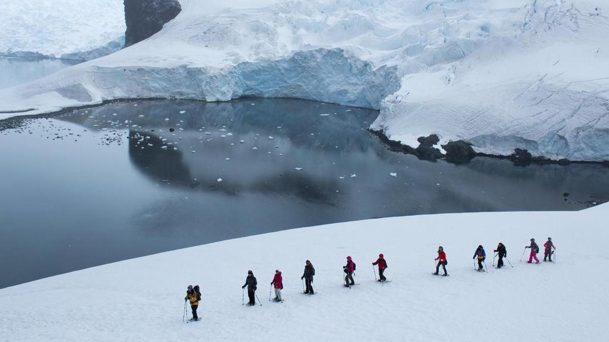 En foto sin fecha, una expedición explora la Antártica.