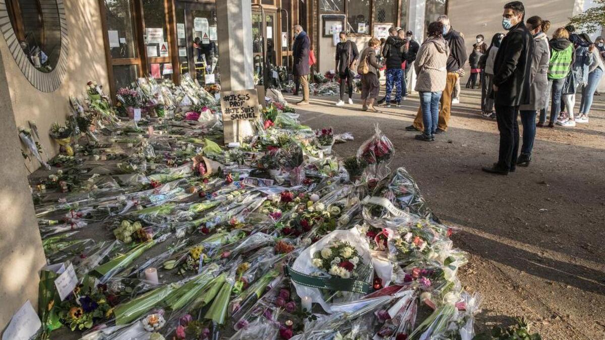 Residentes se reúnen el sábado frente a la escuela secundaria College Bois d’Aulne, para rendirle tributo al profesor decapitado en Conflans-Sainte-Honorine.
