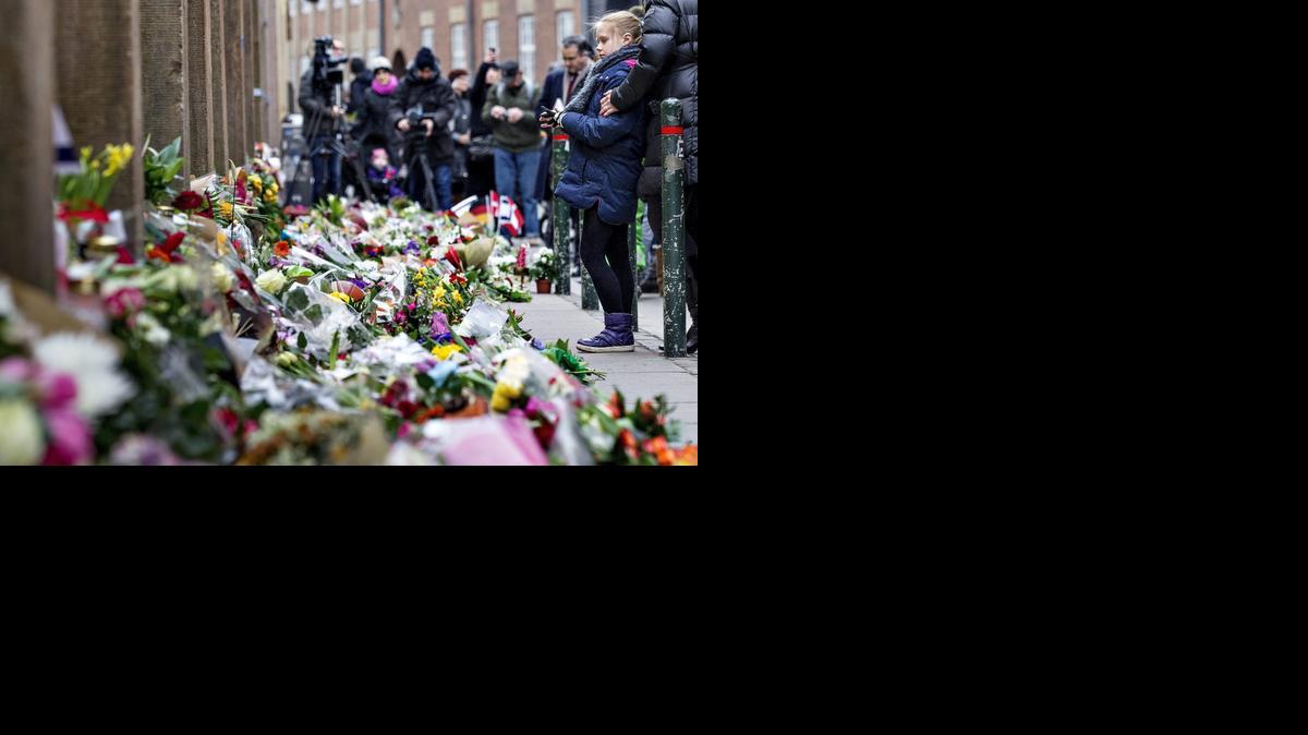 
Flores y velas como homenaje a las víctimas de los atentados del fin de semana en Copenhague permanecen a la entrada de la sinagoga Crystal Gade.


