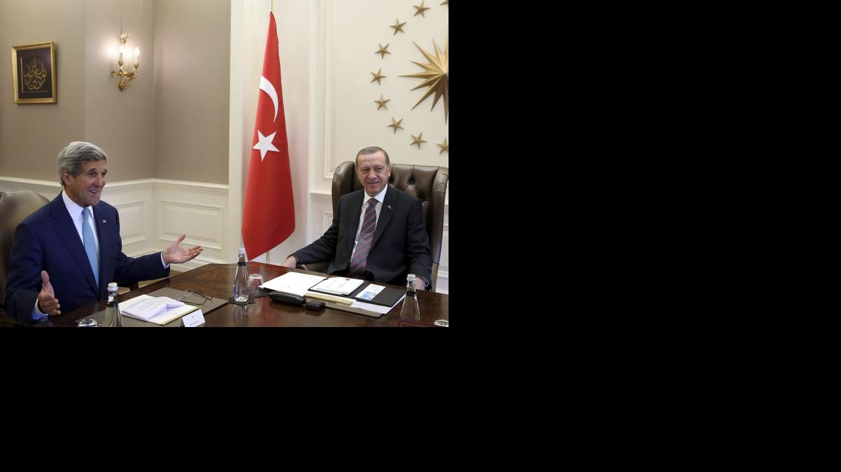 <cutline_leadin>El secretario</cutline_leadin> de Estado de Estados Unidos, John Kerry (izq.), conversando con el presidente turco, Recep Tayyip Erdogan (der.), en Ankara, Turquía, el viernes.<252><252>