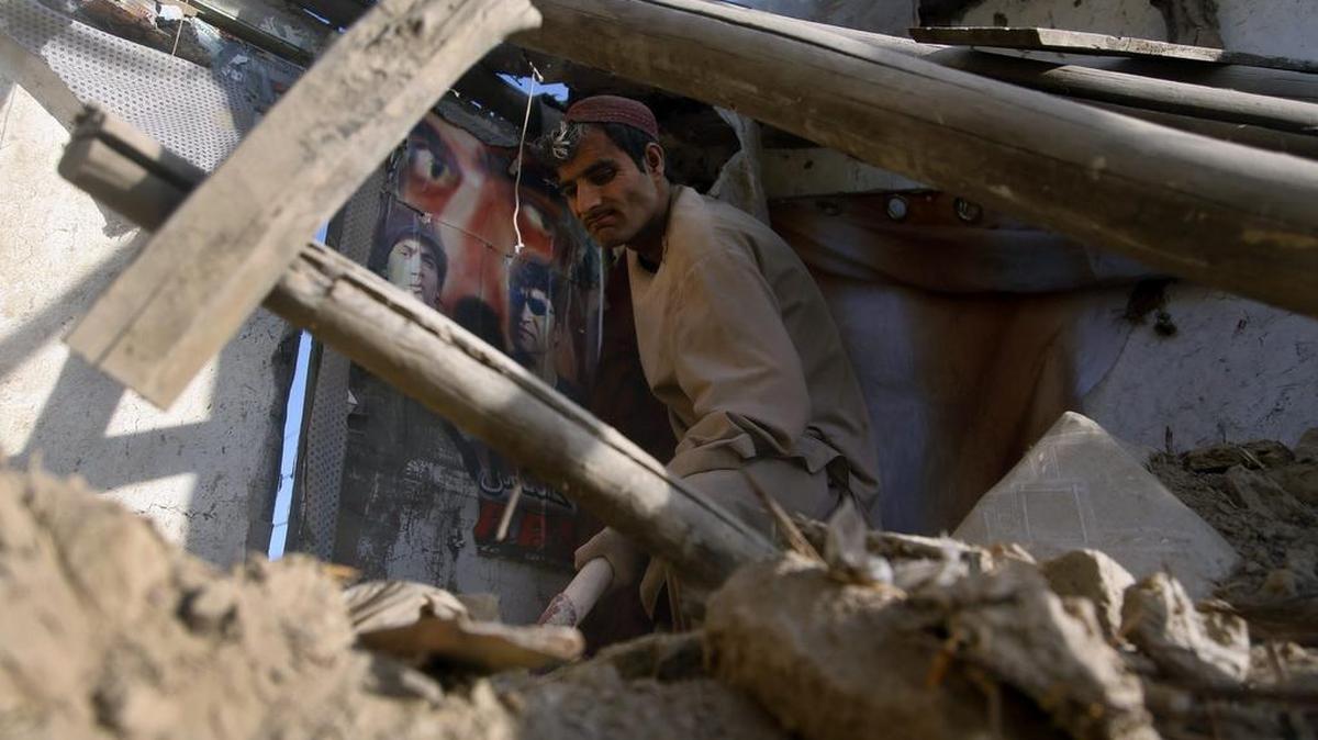 Un hombre retira el lunes los escombros de su casa en Kabul, Afganistán, tras el terremoto de 7.7 grados en la escala Ritcher registrado en el noreste del país.