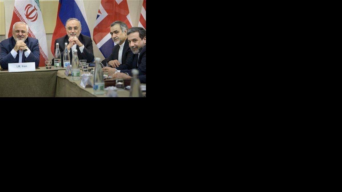 De izquierda a derecha, el ministro de Relaciones Exteriores de Irán, Javad Zarif; el jefe de la Organización de la Energía Atómica de Irán, Alí Akbar Salehi; el asesor presidencial Hossein Fereydoun y el vicecanciller Abbas Araghchi esperan para que comiencen las conversaciones sobre el programa nuclear iraní con representantes de Gran Bretaña, Rusia, China, Francia, Alemania, la Unión Europea y Estados Unidos en el hotel Beau Rivage Palace de Lausana, Suiza, el 30 de marzo de 2015.