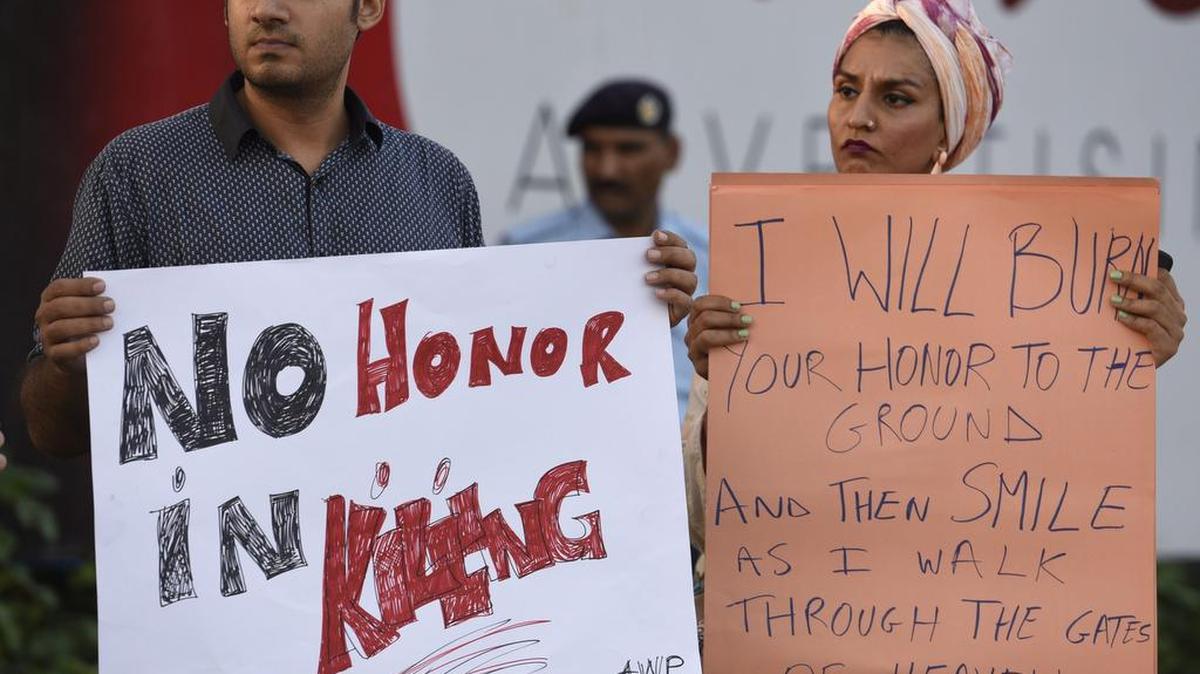 Fotografía facilitada hoy, 19 de julio de 2016, que muestra a varios paquistaníes mientras sostienen pancartas durante una protesta contra los crímenes de honor en Islamabad, Pakistán, ayer, 18 de julio.