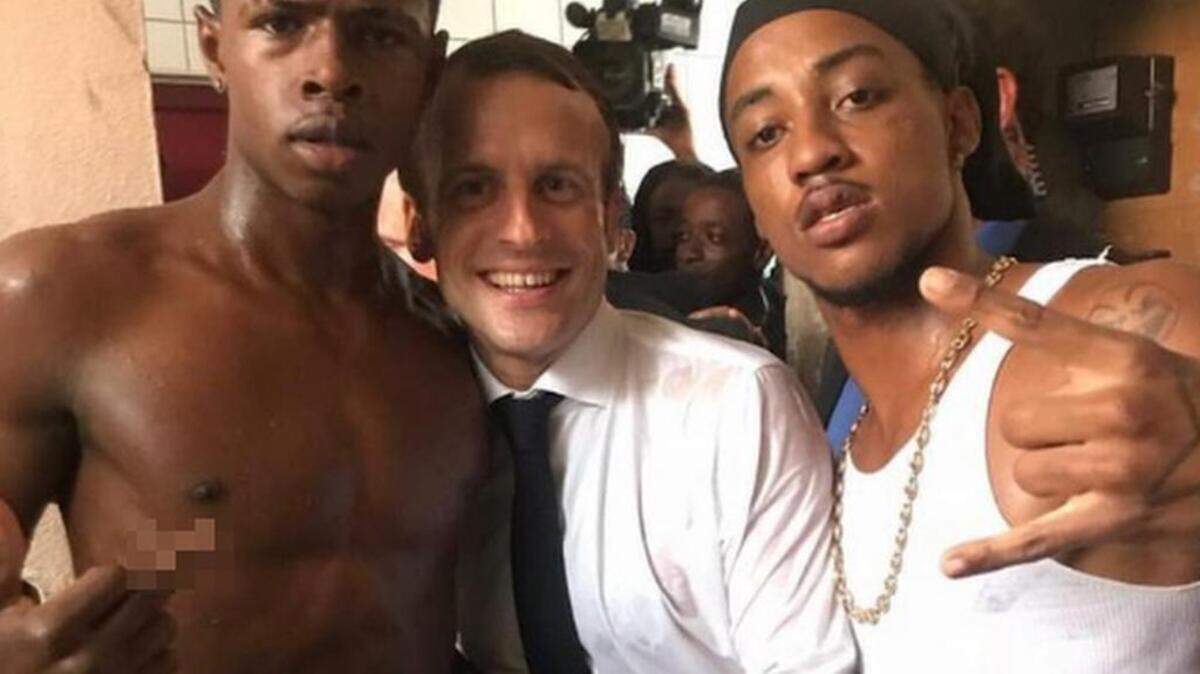 El propio Macron aclaró ante la prensa que la foto se la hizo después de que los dos jóvenes le trajesen a una chica con discapacidad que quería saludarle.