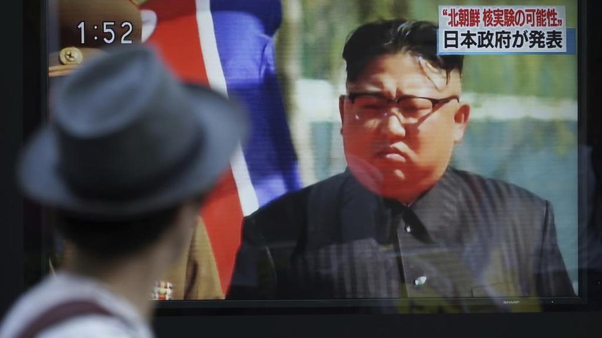 En esta foto de archivo del 3 de septiembre de 2017, un hombre mira un programa de noticias en una pantalla pública mostrando una imagen del líder norcoreano Kim Jong Un mientras se informa del posible ensayo nuclear de Corea del Norte.