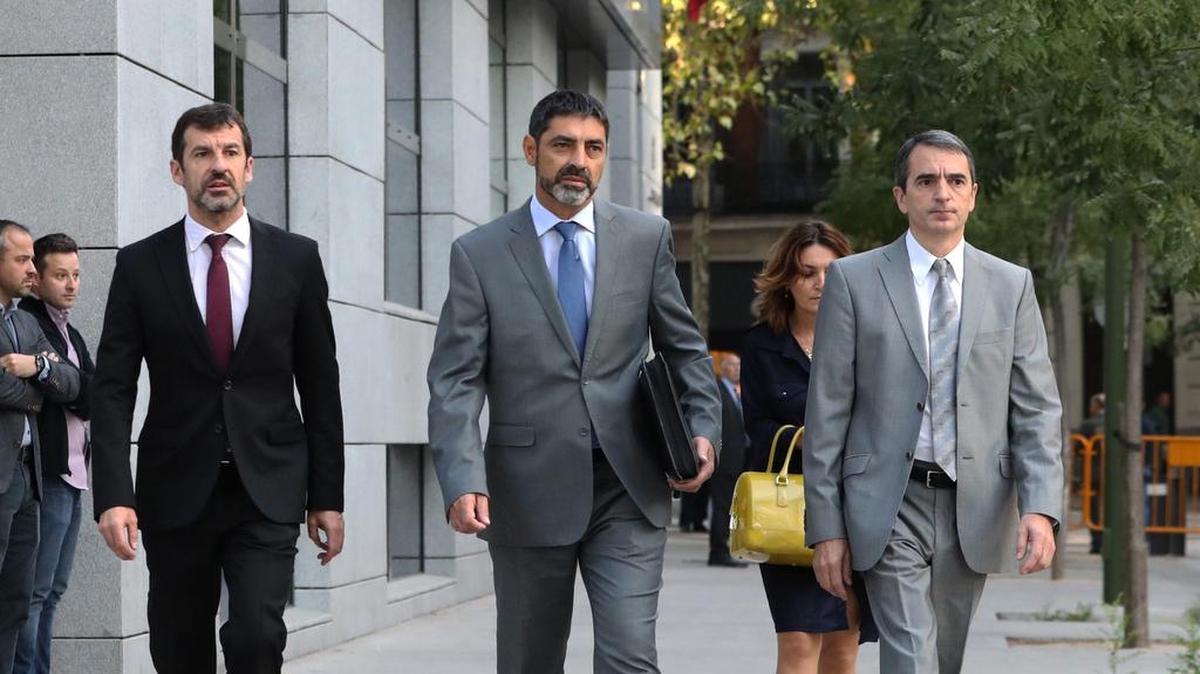 El mayor de los Mossos d'Esquadra, Josep Lluís Trapero (c), a su llegada a la Audiencia Nacional para declarar como imputado de sedición, a la vista de un segundo atestado policial que acusa a la policía catalana de "inacción" en los disturbios del 20 de septiembre y durante el 1-O.